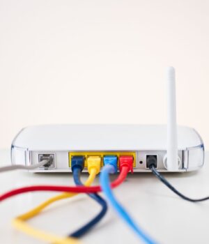 СБУ та ФБР “накрили” шпигунську мережу: росіяни зламували Wi-Fi роутери по всьому світу