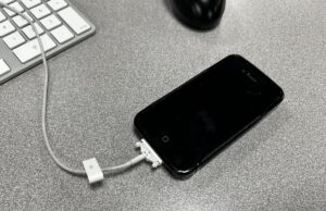 До USB-C був справжній хаос: найдивніші порти зарядки в історії смартфонів До-usb-c-був-справжній-хаос:-найдивніші-порти-зарядки-в-історії-смартфонів