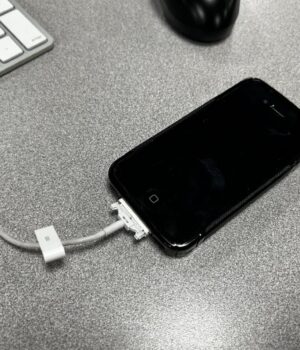 До-usb-c-був-справжній-хаос:-найдивніші-порти-зарядки-в-історії-смартфонів
