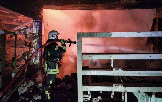Масована атака на Одеську область: пошкоджено інфраструктуру Спалахнули пожежі у порту і на складах: Росія масовано вдарила по Одещині дронами