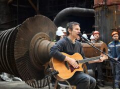 Вакарчук заспівав для енергетиків ДТЕК на одній зі зруйнованих ТЕС після найважчої зими Вакарчук-заспівав-для-енергетиків-ДТЕК-на-одній-зі-зруйнованих-ТЕС-після-найважчої-зими