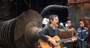 Вакарчук заспівав для енергетиків ДТЕК на одній зі зруйнованих ТЕС після найважчої зими Вакарчук-заспівав-для-енергетиків-ДТЕК-на-одній-зі-зруйнованих-ТЕС-після-найважчої-зими