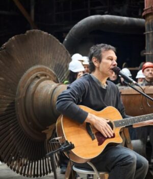 Вакарчук-заспівав-для-енергетиків-ДТЕК-на-одній-зі-зруйнованих-ТЕС-після-найважчої-зими Вакарчук-заспівав-для-енергетиків-ДТЕК-на-одній-зі-зруйнованих-ТЕС-після-найважчої-зими