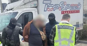 У Києві викрили схему нелегального переправлення чоловіків до ЄС через Білорусь Через-ліс-з-інструкціями-та-запрограмованим-gps:-у-Києві-викрили-схему-переправлення-чоловіків-до-ЄС.