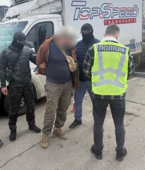 Через-ліс-з-інструкціями-та-запрограмованим-gps:-у-Києві-викрили-схему-переправлення-чоловіків-до-ЄС.