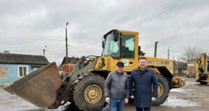 Нововолинськ отримав новий фронтальний навантажувач від німецьких партнерів Автопарк-ВУКГ-поповнився-технікою-від-міста-партнера-Ноймюнстера