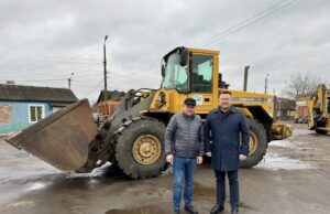 Нововолинськ отримав новий фронтальний навантажувач від німецьких партнерів Автопарк-ВУКГ-поповнився-технікою-від-міста-партнера-Ноймюнстера