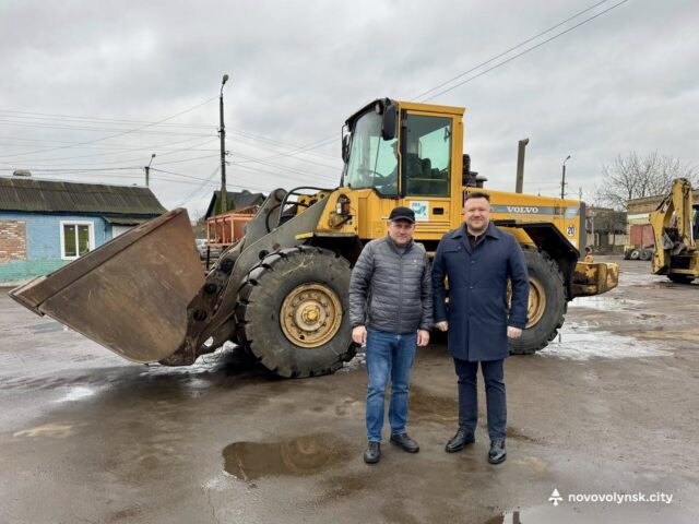 Нововолинськ отримав новий фронтальний навантажувач від німецьких партнерів Автопарк-ВУКГ-поповнився-технікою-від-міста-партнера-Ноймюнстера