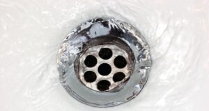 Сантехнік порадив простий спосіб від засміченого зливу: достатньо одного засобу Сантехнік-порадив-простий-спосіб-від-засміченого-зливу:-достатньо-одного-засобу