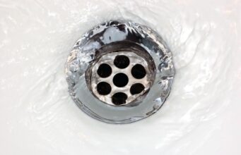 Сантехнік порадив простий спосіб від засміченого зливу: достатньо одного засобу Сантехнік-порадив-простий-спосіб-від-засміченого-зливу:-достатньо-одного-засобу