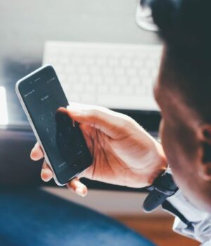 Ніхто-цього-не-помічає:-психологи-розкрили,-що-насправді-означає-коротке-“ОК”-у-листуванні