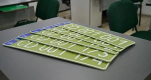 В Україні запровадили оливкові дипломатичні номерні знаки нового зразка В Україні запровадили оливкові дипломатичні номерні знаки нового зразка