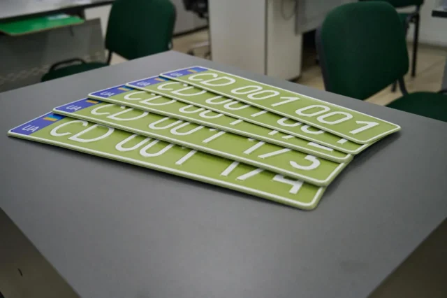 В Україні запровадили оливкові дипломатичні номерні знаки нового зразка В Україні запровадили оливкові дипломатичні номерні знаки нового зразка