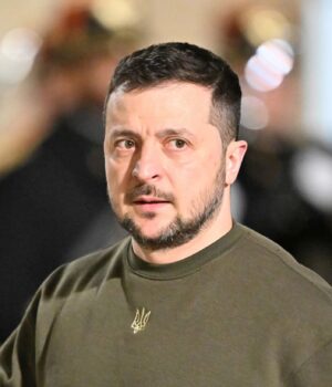 zelenskiy__gettyimages_1246901728_2a5656109922916524be3a07b475b81e_1300x820.jpg Тристоронні переговори з РФ відкладено: Зеленський назвав несподівану причину