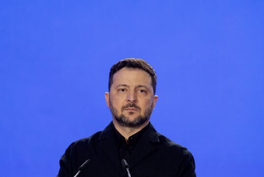 Зеленський анонсує тристоронні переговори щодо завершення війни в Україні Зеленський: Україна готує тристоронню мирну зустріч і чекає Віткоффа після свят