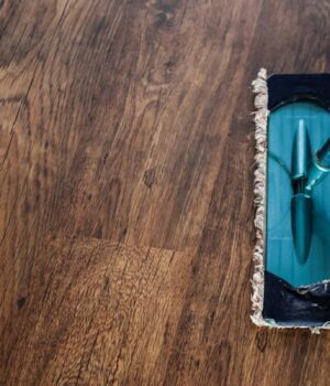 Як-мити-підлогу-без-розводів-і-липкості:-професійні-прибиральники-поділилися-методами