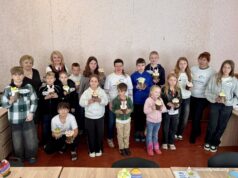 Творчий захід для дітей внутрішньо переміщених осіб у Нововолинську Творчий-захід-напередодні-Великодня:-діти-ВПО-декорували-паски-та-розмальовували-писанки