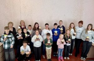 Творчий захід для дітей внутрішньо переміщених осіб у Нововолинську Творчий-захід-напередодні-Великодня:-діти-ВПО-декорували-паски-та-розмальовували-писанки