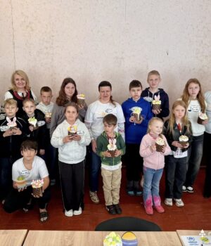 Творчий-захід-напередодні-Великодня:-діти-ВПО-декорували-паски-та-розмальовували-писанки