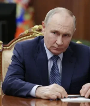 volodimir_2025_gettyimages_2227940067_f629fe415a004db448023fcdb408fa1b_650x410_1.webp Путін відправив посланця до США на переговори