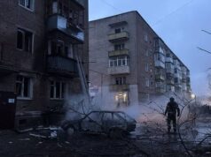 Росіяни вдарили просто по центру одного з міст: загорівся житловий будинок Росіяни-вдарили-просто-по центру-одного-з міст:-загорівся-житловий-будинок