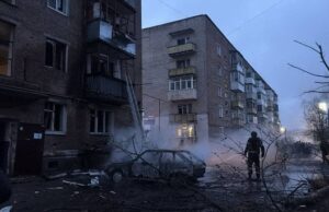 Росіяни вдарили просто по центру одного з міст: загорівся житловий будинок Росіяни-вдарили-просто-по центру-одного-з міст:-загорівся-житловий-будинок