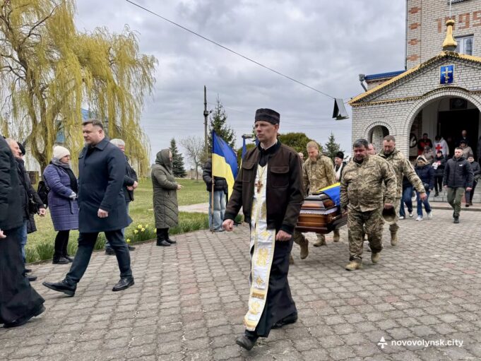 Прощання з героєм: похорон Сергія Ковальчука у Нововолинську Нововолинська-громада-попрощалася-із-полеглим-на-фронті-Героєм-Сергієм-Ковальчуком