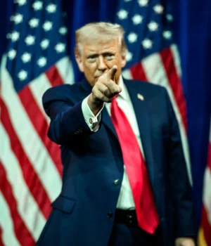 Трамп-вимагає-від-Ірану-не-стягувати-плату-з-танкерів-за-прохід-через-Ормузьку-протоку