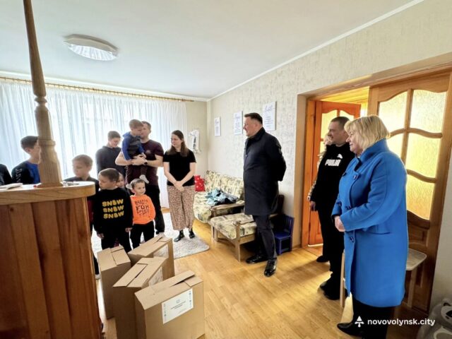 Міський голова Нововолинська відвідав дитячі будинки сімейного типу напередодні свят Напередодні-Великодня-привітали-родини-дитячих-будинків-сімейного-типу