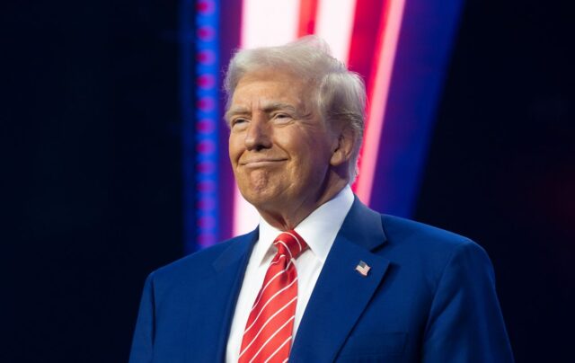 Трамп розглядає можливість помилування своїх чиновників перед відходом з посади Трамп має намір масово помилувати своїх співробітників перед відходом із посади, – WSJ