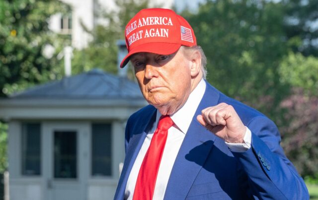 Трамп анонсує відкриття Ормузької протоки та обговорює ядерну угоду з Іраном Трамп пообіцяв відкрити Ормузьку протоку і назвав умову “успішної угоди” з Іраном