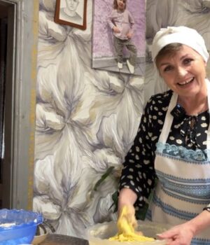 Прикордонниця-з-Волині-пече-паску-для-рідних-і-колег-за-рецептом-бабусі