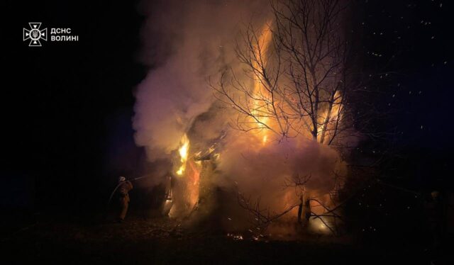 На Волині через невідомих осіб згоріла хата-пустка На-Волині-через-невідомих-осіб-згоріла-хата-пустка