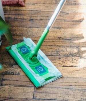 Сім-засобів,-якими-ніколи-не можна-чистити-дерев’яну-підлогу:-поради-професіоналів-з догляду-за паркетом