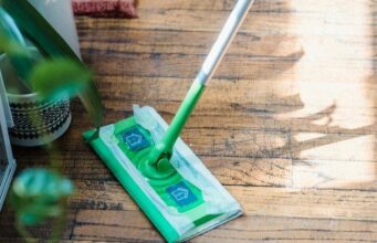 Сім засобів, якими ніколи не можна чистити дерев’яну підлогу: поради професіоналів з догляду за паркетом Сім-засобів,-якими-ніколи-не можна-чистити-дерев’яну-підлогу:-поради-професіоналів-з догляду-за паркетом