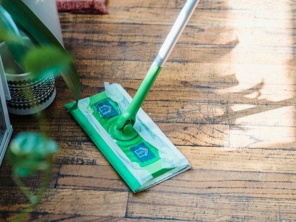 Сім засобів, якими ніколи не можна чистити дерев’яну підлогу: поради професіоналів з догляду за паркетом Сім-засобів,-якими-ніколи-не можна-чистити-дерев’яну-підлогу:-поради-професіоналів-з догляду-за паркетом