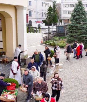 Частина-вірян-у-Луцьку-вже-освятили-Великодні-кошики:-як-це-було Частина-вірян-у-Луцьку-вже-освятили-Великодні-кошики:-як-це-було