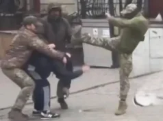 У Луцьку поліція розшукує підлітків після нападу на ТЦК У Луцьку поліція розшукує підлітків після нападу на ТЦК