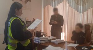 Квартира та три ділянки: під Києвом банда шахраїв «віджала» майно жінки, поки та була за... Квартира-та-три-ділянки:-під-Києвом-банда-шахраїв-«віджала»-майно-жінки,-поки-та-була-за.