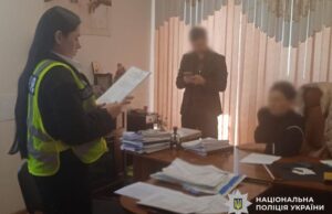 Квартира та три ділянки: під Києвом банда шахраїв «віджала» майно жінки, поки та була за... Квартира-та-три-ділянки:-під-Києвом-банда-шахраїв-«віджала»-майно-жінки,-поки-та-була-за.