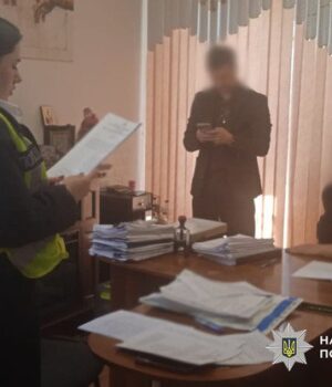 Квартира-та-три-ділянки:-під-Києвом-банда-шахраїв-«віджала»-майно-жінки,-поки-та-була-за. Квартира-та-три-ділянки:-під-Києвом-банда-шахраїв-«віджала»-майно-жінки,-поки-та-була-за.