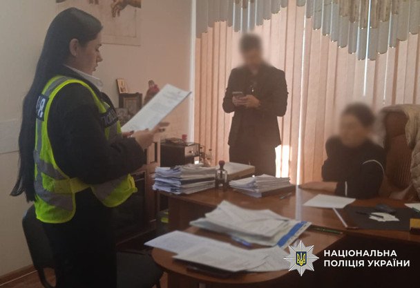 Квартира та три ділянки: під Києвом банда шахраїв «віджала» майно жінки, поки та була за... Квартира-та-три-ділянки:-під-Києвом-банда-шахраїв-«віджала»-майно-жінки,-поки-та-була-за.