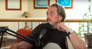 Еррол Маск відвідав великодню службу в Москві Батько-Ілона-Маска-Еррол-відвідав-великодню-службу-в-москві