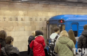 В метро Києва затримали чоловіка, який почав роздягатися: що відомо В-метро-Києва-затримали-чоловіка,-який-почав-роздягатися:-що-відомо