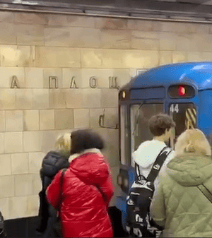 В-метро-Києва-затримали-чоловіка,-який-почав-роздягатися:-що-відомо В-метро-Києва-затримали-чоловіка,-який-почав-роздягатися:-що-відомо