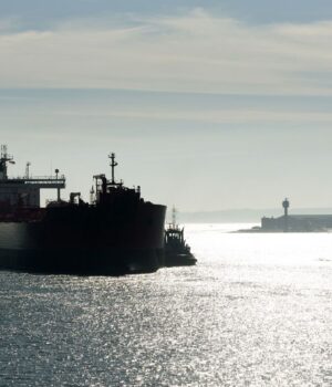 Протока знову закрита? Провал переговорів США та Ірану змусив судна розвернутися