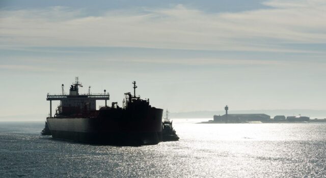 Супертанкери змінюють курс поблизу Ормузької протоки на фоні провалу переговорів між США та Іраном Протока знову закрита? Провал переговорів США та Ірану змусив судна розвернутися