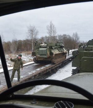 viyskovi_zima_tank_zaliznichne_perevezennya_viyskova_tehnika_facebook_com_mod_mil_rus69dbe84bb3579.jpg РФ стягує сили на північ Донецької області, скориставшись “перемир’ям” (відео)