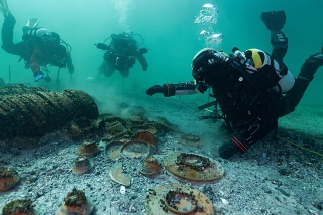 У Швейцарії археологи підняли з дна озера понад 1000 скарбів Римської імперії У-Швейцарії-археологи-підняли-з-дна-озера-понад-1000-скарбів-Римської-імперії