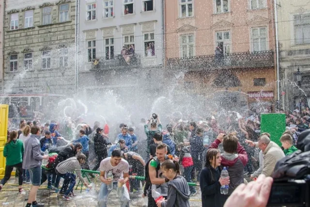 Поливаний понеділок 2026: привітання у прозі, віршах та листівках Поливаний понеділок 2026: привітання у прозі, віршах та листівках